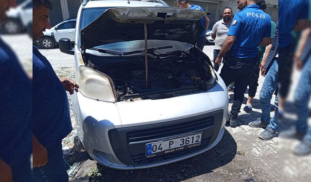 Van'da Seyir Halindeki Hafif Ticari Araç Alev Aldı