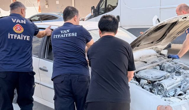 Van'da seyir halindeki araç alev alev yandı