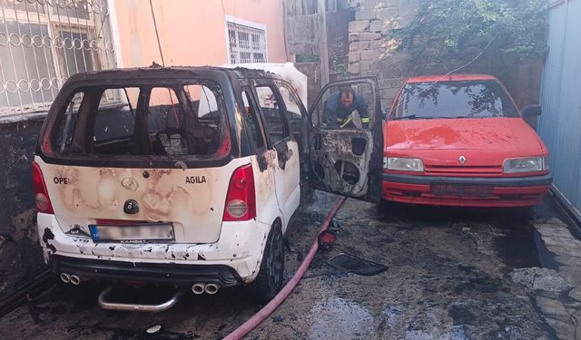 Van'da park halindeki araç alevlere teslim oldu