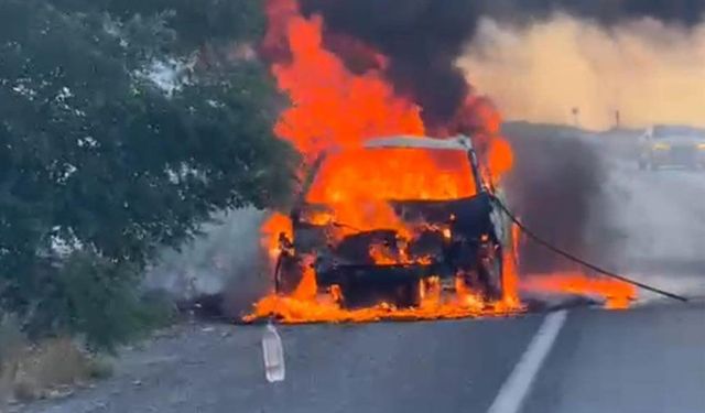 Van'da seyir halindeki otomobil alev alev yandı