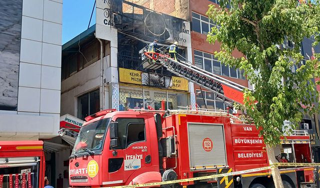 Van Beşyol'da iş yeri yangını: 2 kişi kurtarıldı