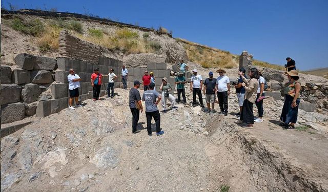 Ayanis Kalesi ziyaretçilerine tarih ve doğayı bir arada sunuyor