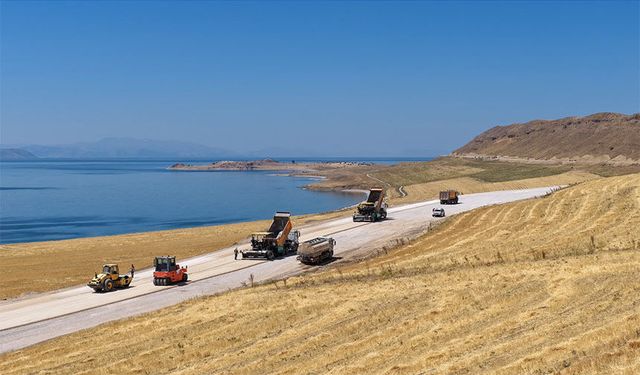Van Gölü Sahil Yolu Çitoren -  Ayanis etabında asfalt serimine geçildi
