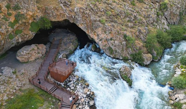 Bahçesaray’da doğanın kalbi yaz sonunda da canlı atıyor