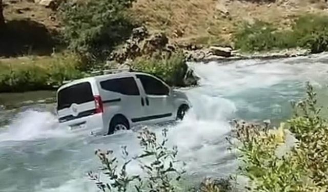 El freni çekilmeyen araç Bahçesaray Çayı'na uçtu