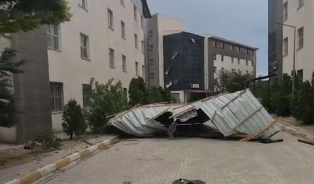 Van’da fırtına çatıları uçurdu