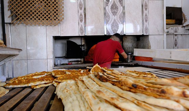 Van’da ekmeklerini ateşten çıkarıyorlar