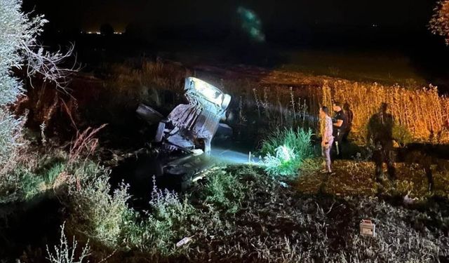 Bitlis'te otomobil su kanalına uçtu