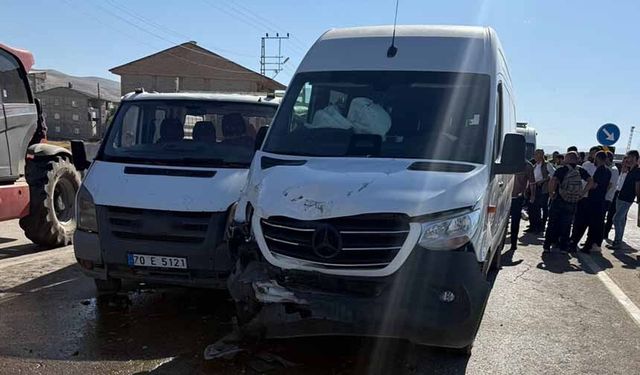 Yüksekova'da minibüs ile kamyonet çarpıştı: 10 yaralı