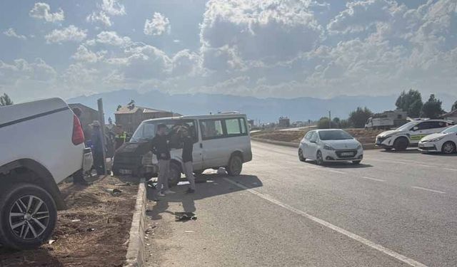 Yüksekova'da iki araç çarpıştı: 4 yaralı