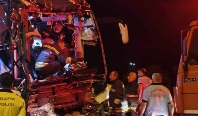Yolcu otobüsü tırla çarpıştı: 2 ölü, 22 yaralı