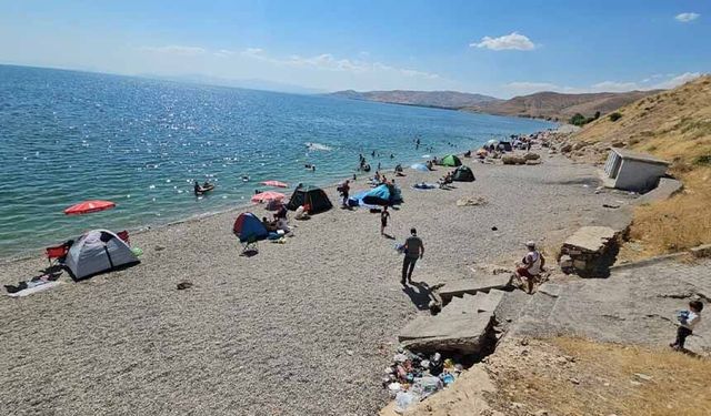 Van Gölü plajları tıklım tıklım