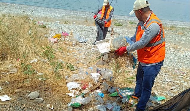 Van Gölü sahilinde çöp temizliği