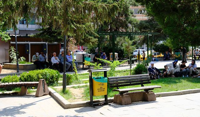 Van’da sıcaktan bunalanlar parklara akın etti
