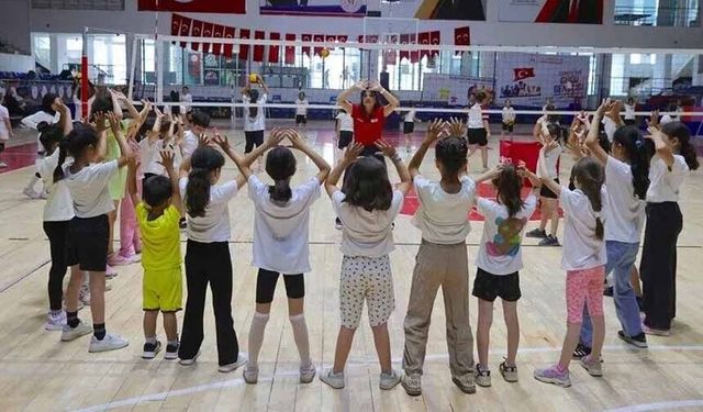 Spor okullarına katılan çocuklar yaz tatilini dolu dolu geçiriyor