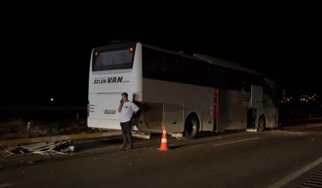 Van otobüsü otomobil ile çarpıştı!