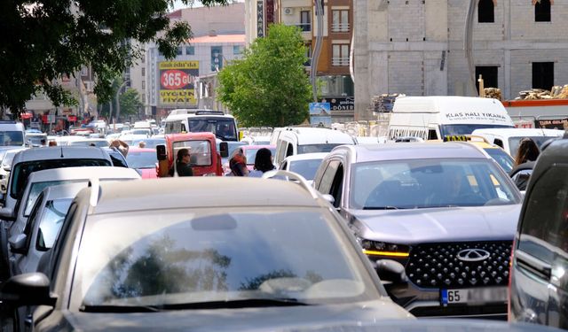 Van'da trafik sorunu büyüyor! Uzun araç kuyrukları, korna sesleri…