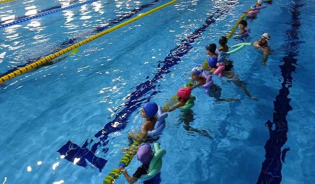 Yüzme havuzunda geleceğin sporcuları yetişiyor