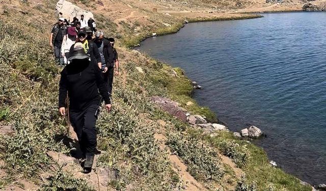 Doğaseverlerden 3 bin 500 rakımlı Sat Gölleri'ne yolculuk