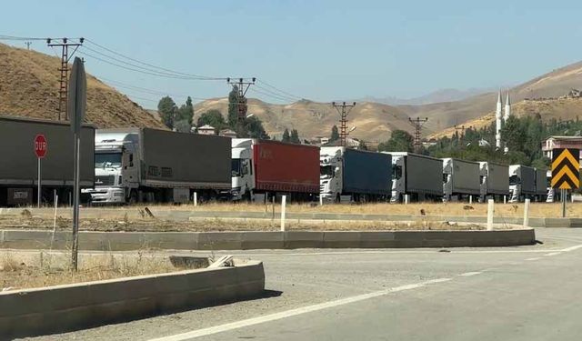 Gümrük kapısında 3 kilometrelik tır kuyruğu oluştu