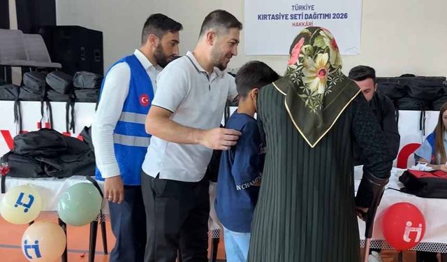 Yüksekova’da "İyilik Çantası" 100 yetim öğrenciye ulaştı