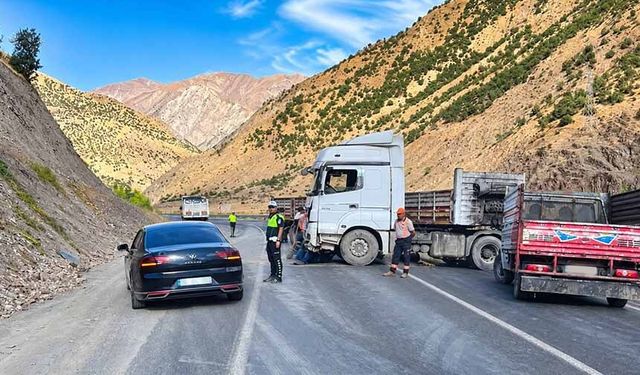 Kontrolden çıkan tır bariyerlere çarptı