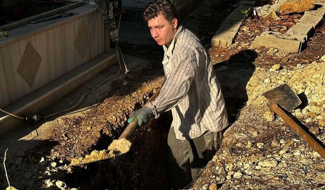 Mezarcılık yaparak üniversite harçlığını çıkarıyor