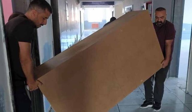 Van'da öğretmenler okulun yükünü birlikte omuzladı