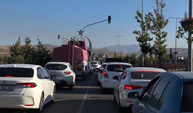 Van Gölü sahil yolunda tehlike büyüyor