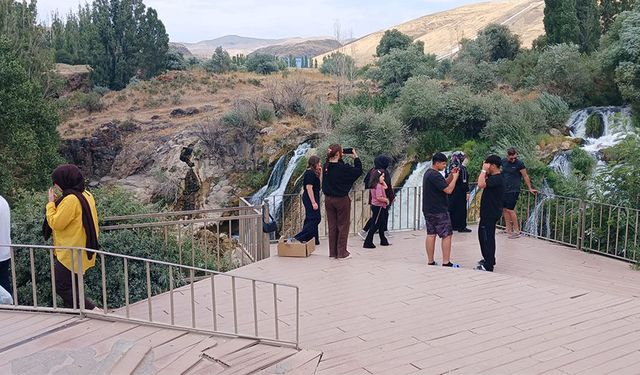 Van Muradiye Şelalesi her mevsim ziyaretçilerini büyülüyor
