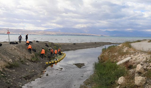 Van Gölü’ne ulaşan dere yataklarında temizlik