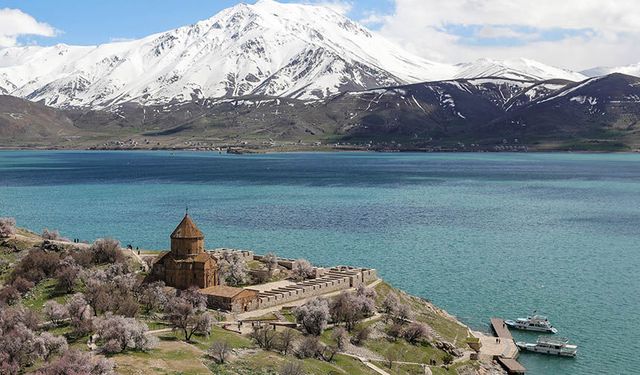 11 yıldır ‘Van Gölü mavi kalsın’ diyorlar