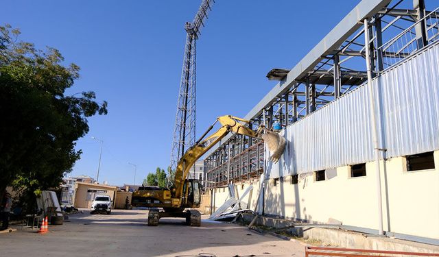 Van Şehir Stadı’nın yıkımı sürüyor