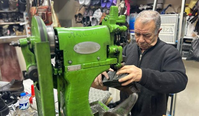 Van’da yağışlı ve soğuk hava ayakkabı tamircilerinin işlerini artırdı