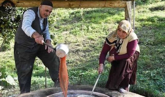 Hizan’da bir asırlık gelenek: Üzümden doğal pekmez üretiyorlar