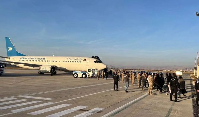 Van'da yakalanan düzensiz göçmenler sınır dışı edildi