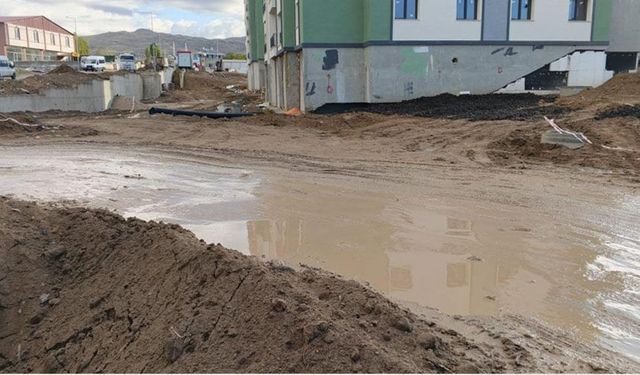 Van'da öğrencilerin okul yolunda çamur çilesi
