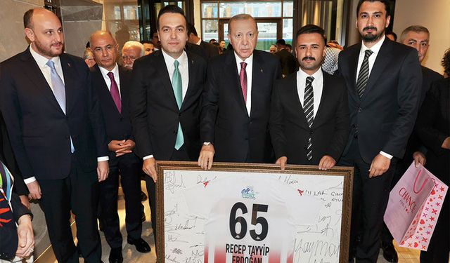Vanlı gençlerden Cumhurbaşkanı Erdoğan’a imzalı forma