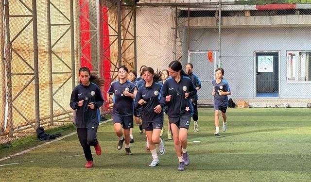 Yüksekovalı futbolcu kız kardeşlerin hedefi milli forma