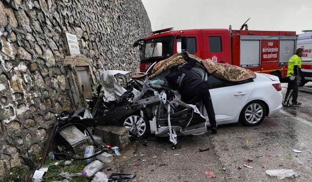 Van Gevaş'ta feci kaza: 3 yaralı!