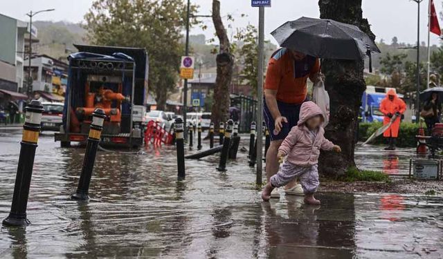 İstanbul'da okulların yarın da tatil edildiğini duyurdu