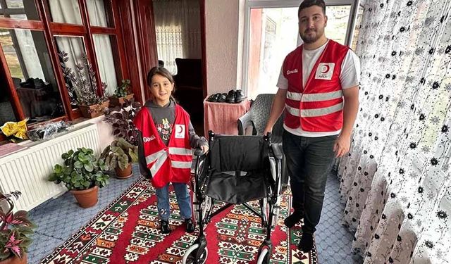 Kızılay’dan ihtiyaç sahibi vatandaşa tekerlekli sandalye desteği