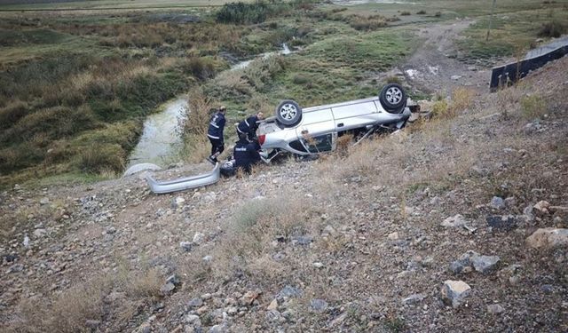 Van'da otomobil takla attı: 2 yaralı