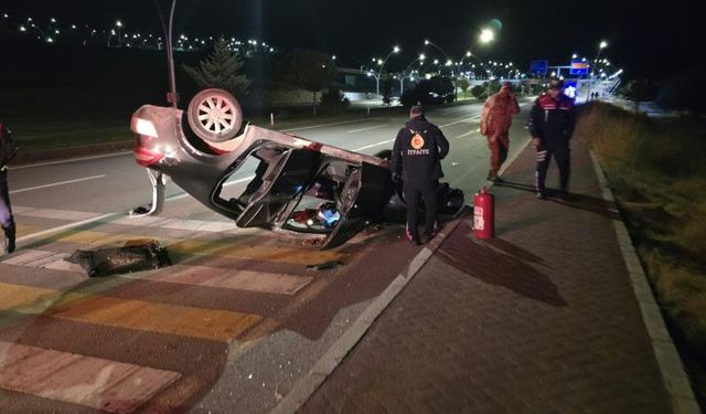 Van'da trafik kazası: Otomobil takla attı!