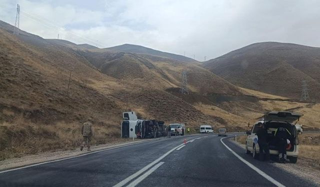 Hakkari-Van kara yolunda virajı alamayan tanker devrildi
