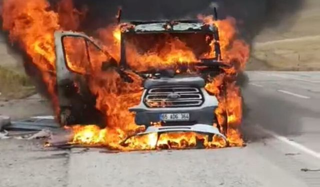 Van’da seyir halindeyken alev alan kamyonet yandı