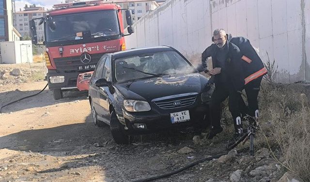 Van'da park halindeki otomobilde yangın