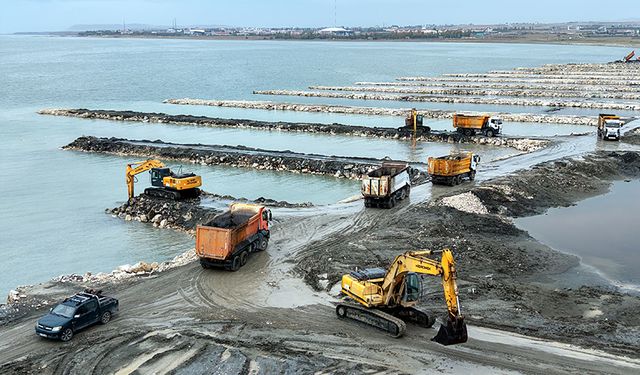 Van Gölü’nden 2 milyon 385 bin metreküp dip çamuru çıkarıldı