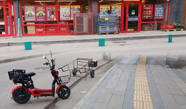 Van'da kaldırım ve yol işgali ilginç yöntemlerle sürüyor!