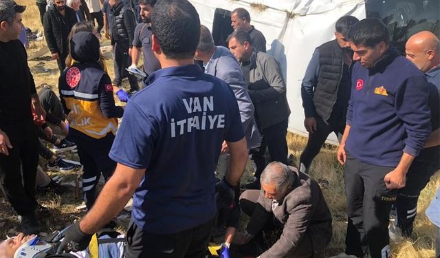 Van'da tır yolcu minibüsü ile çarpıştı: 1'i ağır, 11 yaralı